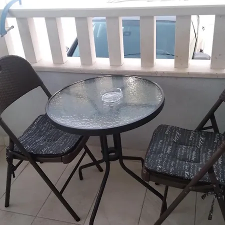 Leza Neum